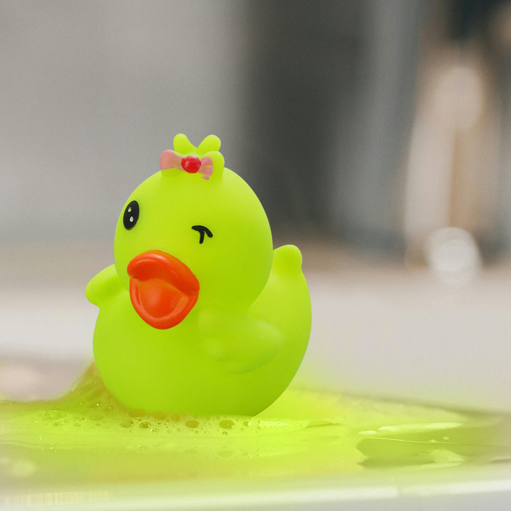 Pato de goma guiñando un ojo
