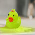 Pato de goma guiñando un ojo