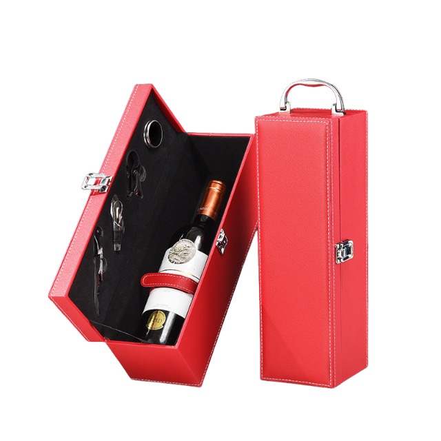 Une bouteille pu cas de vin en cuir avec kit