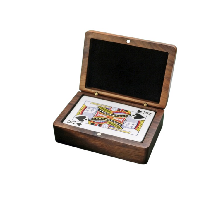 Tarjetas de juego en blanco con caja de madera