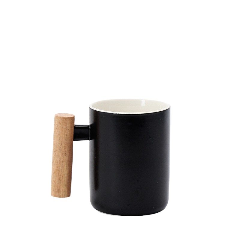 Taza de cerámica con mango de madera