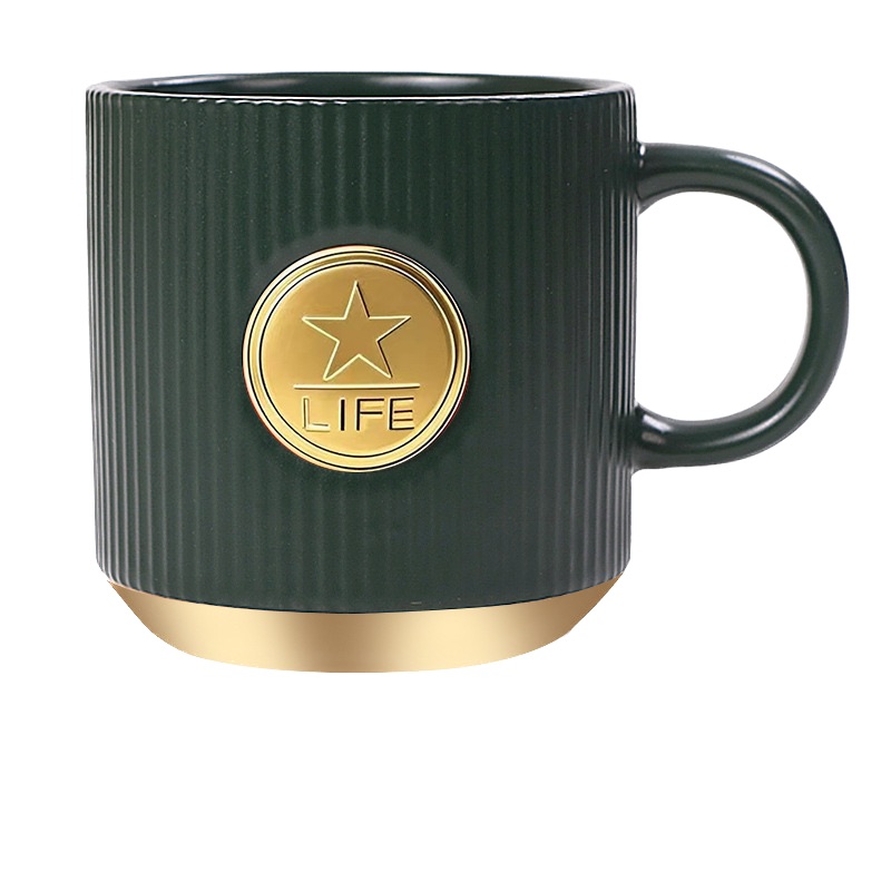 Una taza de café de cerámica de placa metálica
