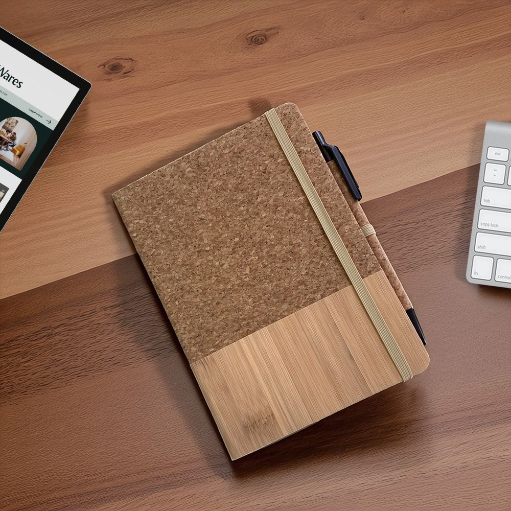 Cuaderno de corcho con estructura de bambú y pluma