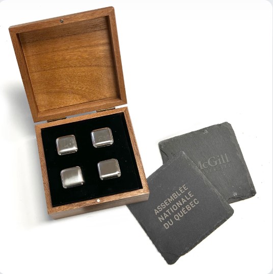 Slate coaster y hielo cubo en caja de madera