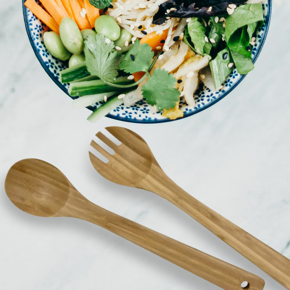Ensalada de bambú que sirve utensilios